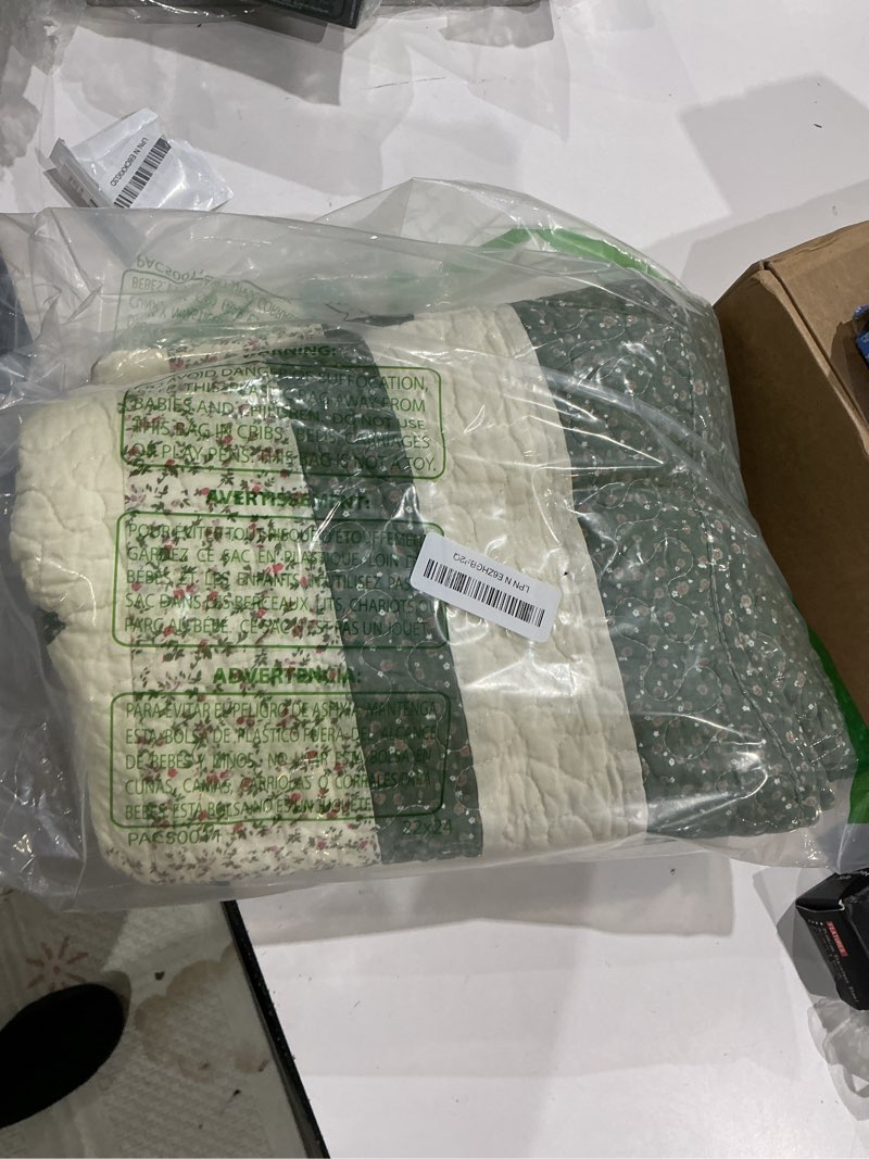 Condition photo showing Good Condition for vctops 100% cotton quilted throw blanket 50x60 inch floral patchwork reversible all season throw (green b,50"x60") throw green b