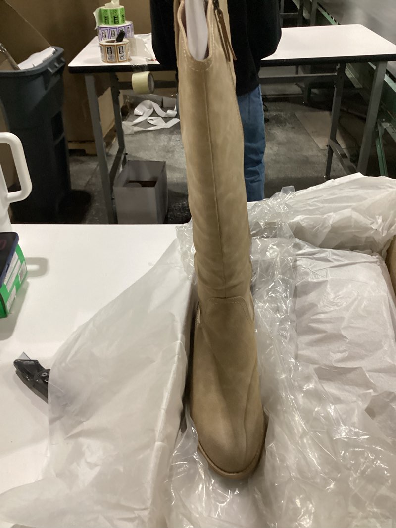 Condition photo showing New/Like New for Naturalizer womens Zoya 10 Deep Porcelain