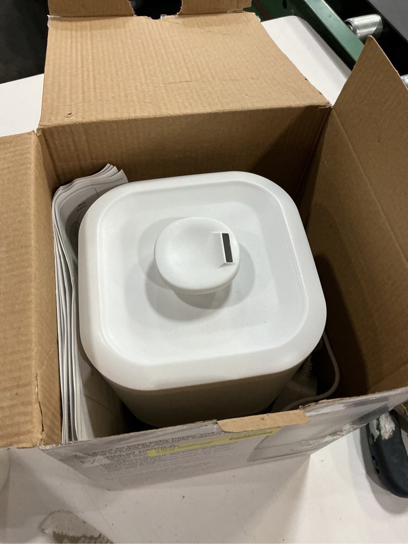 Condition photo showing Good Condition for safety 1st easy-fill cool mist humidifier, white