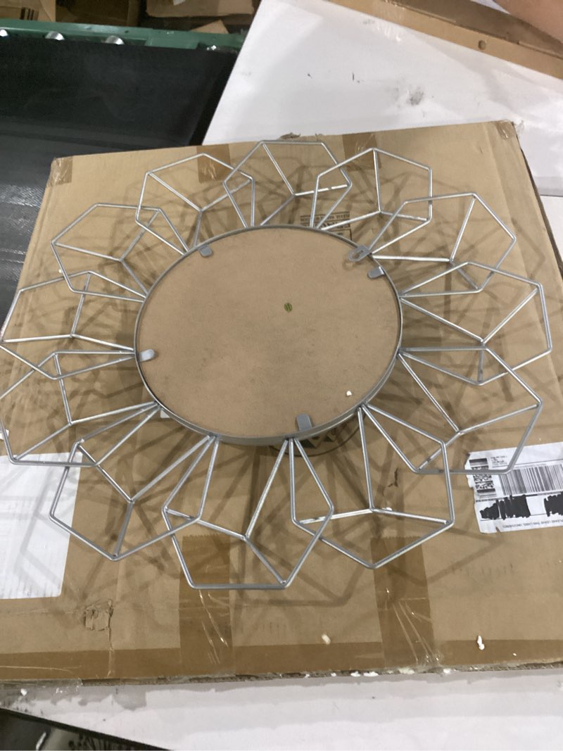 Condition photo showing Good Condition for decorative wall mirror