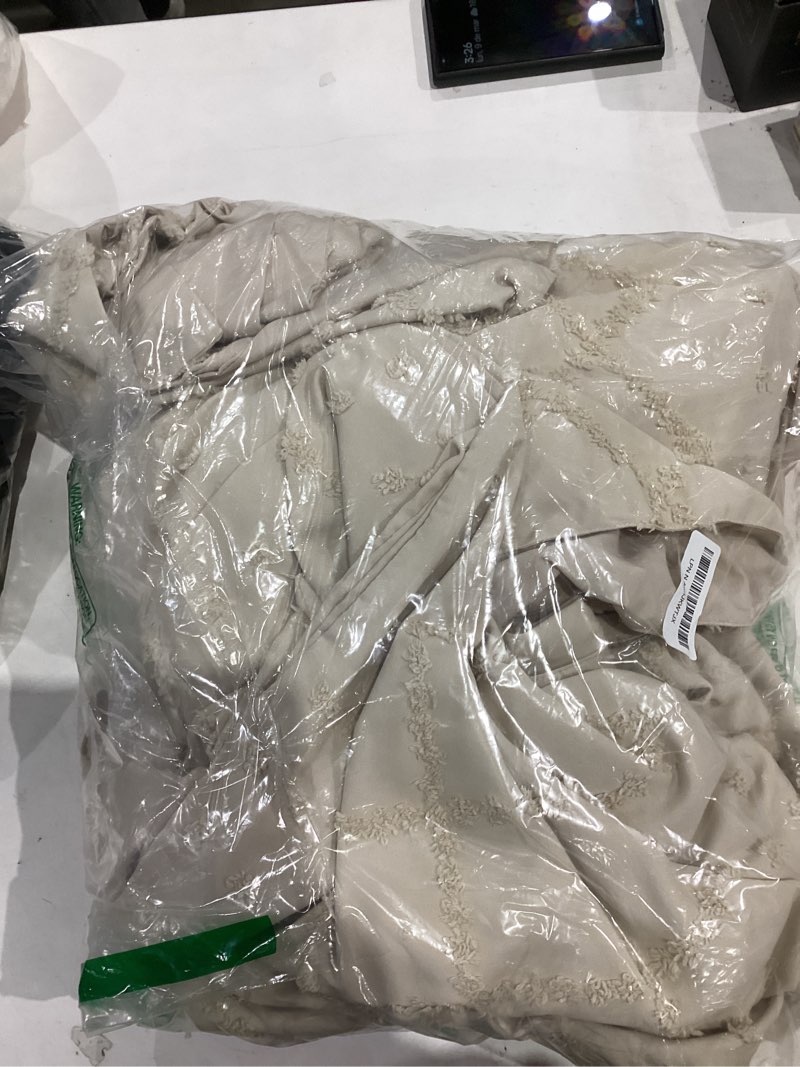 Condition photo showing Good Condition for Bedsure Boho Duvet Cover Queen Size - Beige Breathable & Soft Boho Bedding, Machine Washable Comforter Cover for All Seasons, Includes 1 Duvet Cover 90"x90" with 2 Pillow Shams & Zipper Closure 02 - Beige (No Comforter) Queen (90" x 90")