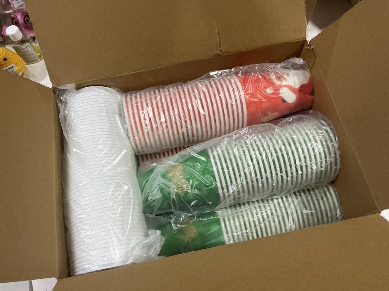 Condition photo showing New/Like New for Charmount 100Pcs 12 Oz Christmas Disposable Paper Coffee Cups with Lids, To Go Coffee Cups for Hot Chocolate, Cocoa, Hot Tea, Drinks and Christmas Party and Coffee Bars Decoration Supplies 12oz-Christmas
