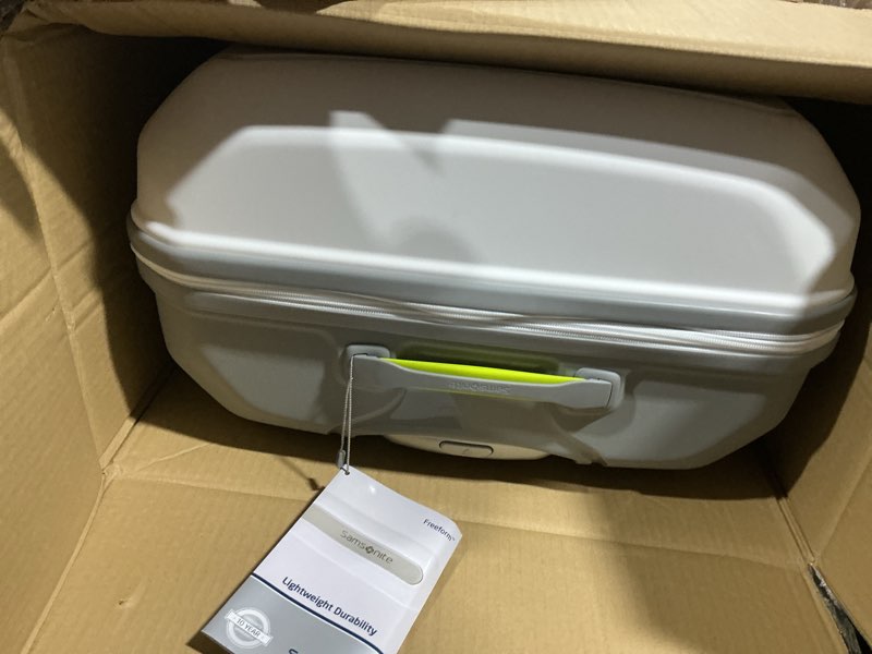 Condition photo showing Good Condition for samsonite freeform 28-inch large luggage with dual 360° spinner wheels - checked suitcase - tsa lock, airline-approved - lightweight durable polypropylene expandable hardshell - white/grey checked-large spinner white/grey