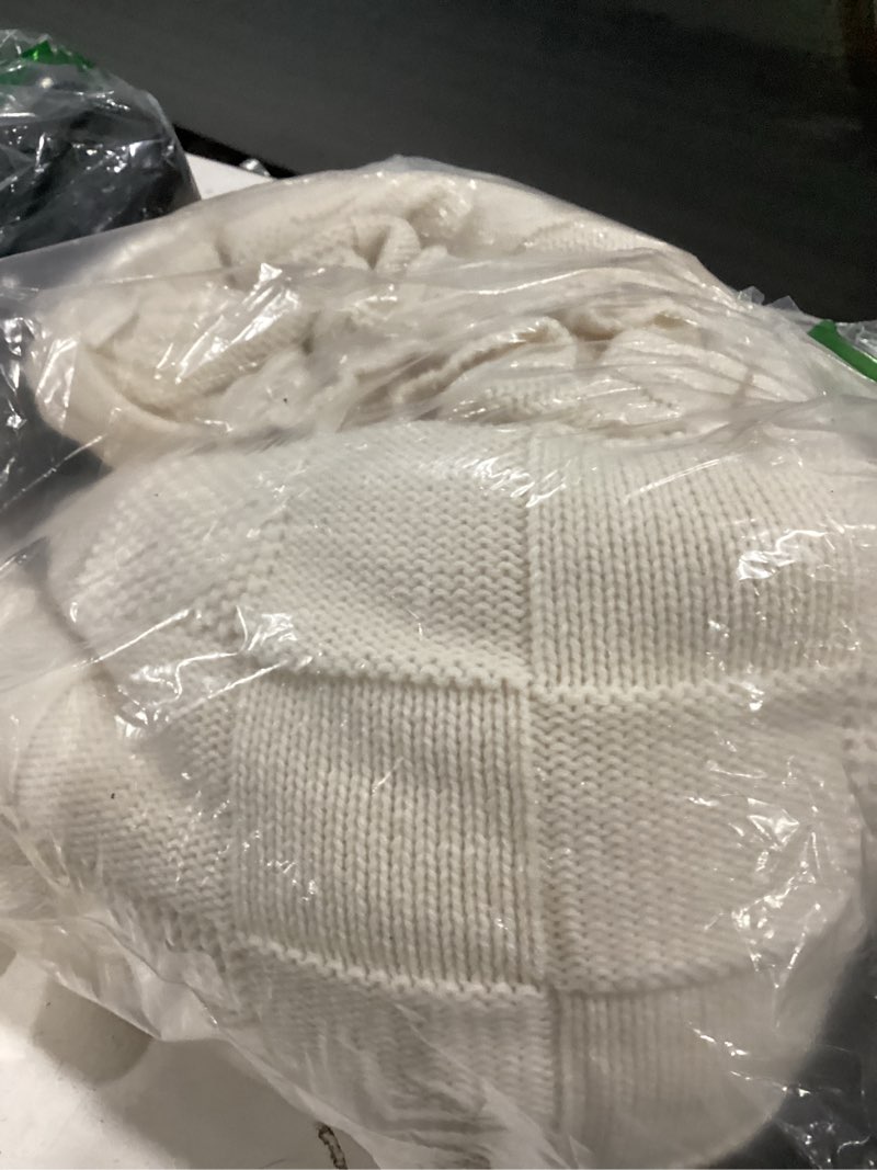 Condition photo showing Good Condition for knitted blanket