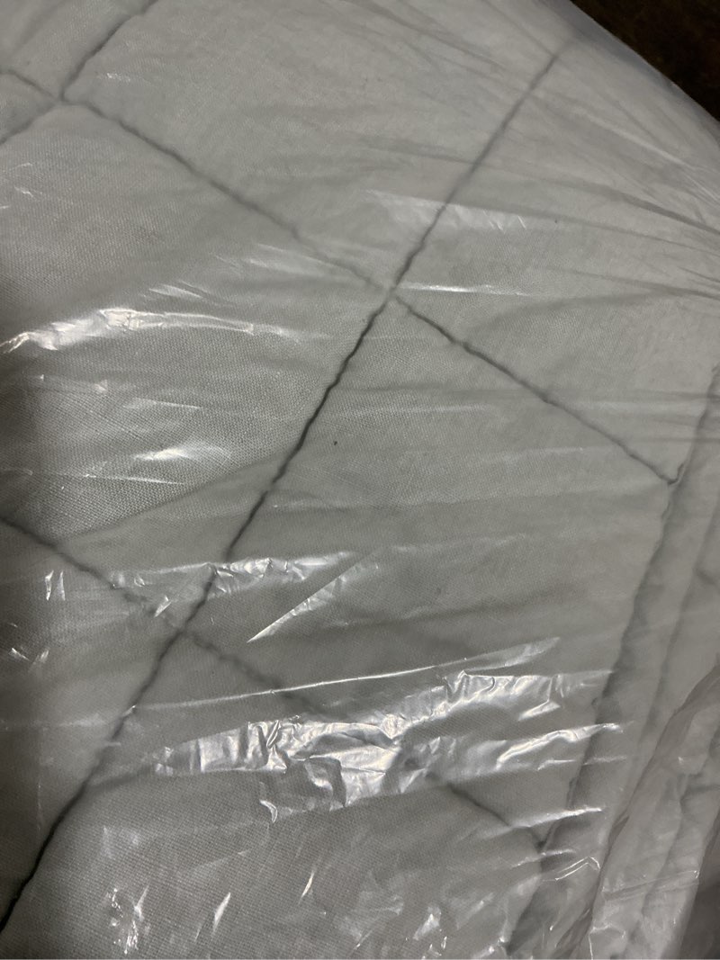 Condition photo showing Good Condition for european linen box quilt, mist
