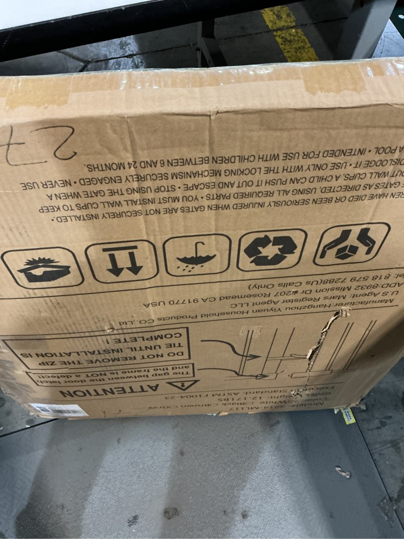 Condition photo showing As Is for  Baby and PetS..te, S..te, 46\" W x 30,5\"H) 