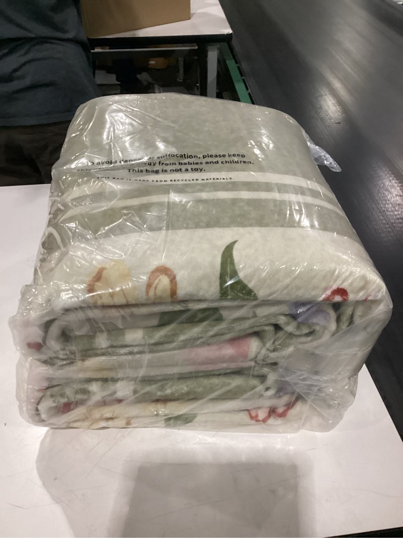 Condition photo showing New/Like New for Lahome washable rug