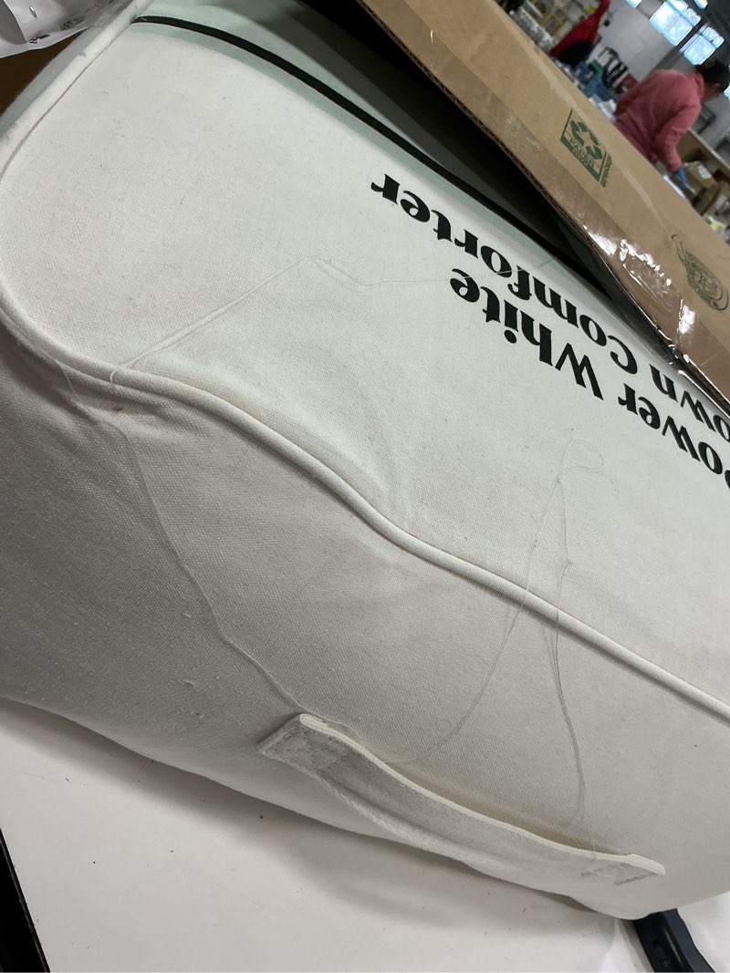 Condition photo showing Good Condition for puredown® Goose Down Comforter King Size, 800 Fill Power, 100% Cotton Winter Oversized Down Duvet Insert 700 Thread Count, Heavyweight Cloud Fluffy Pinch Pleat Extra Warmth Pinch Pleat -White King