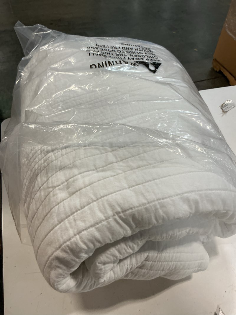 Condition photo showing As Is for 100% cotton quilt king size bedding sets, bedspread set and 2 pillowcases, lightweight and textured, all season lightweight king comforter bedding set?white? white king