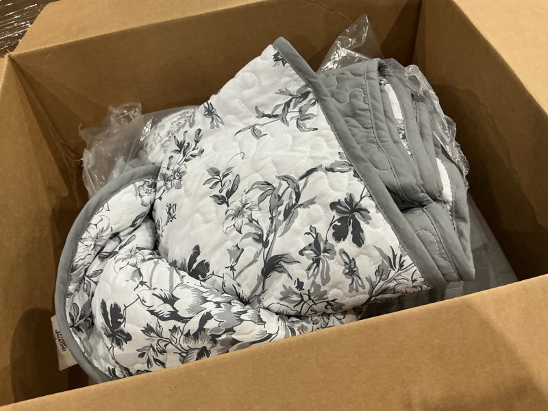 Condition photo showing Good Condition for soft cotton bedding with reversible design, medium weight for year round use (amberley black/white) black/white(we don’t know size)