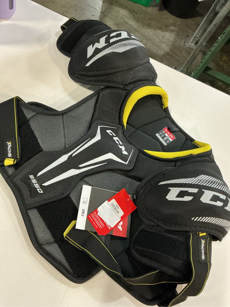 Condition photo showing New/Like New for senior ccm tacks 9550 shoulder pads large