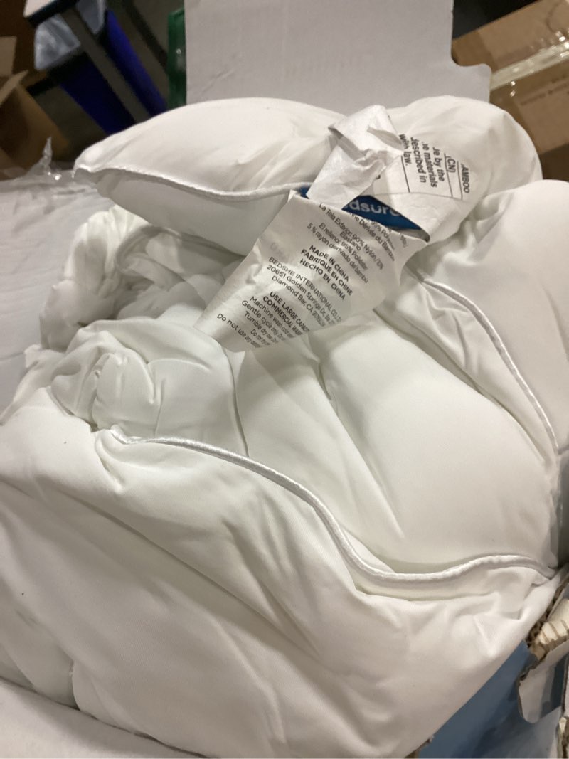 Condition photo showing Good Condition for bedsure cooling comforter oversize king - cooling blankets for hot sleepers, lightweight comforter for summer with dual-sided cool tech, soft breathable cold blanket for sleeping, white, 102x96 inches white oversize king?118" x 98")