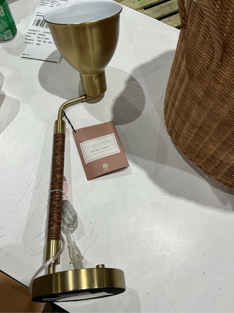 Desk lamp inclueds USB Charging 17.5x12in (gold)