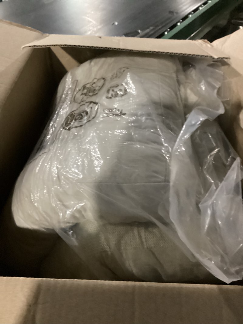 Condition photo showing New/Like New for RACE LEAF Patio Chair Cushions 19x19 Inch 4 Pack, Memory Foam Outdoor Seat Cushions Water Resistant with Non-Slip Backing & Tufted Design (Beige) Beige 19x19 Inch (Pack of 4)