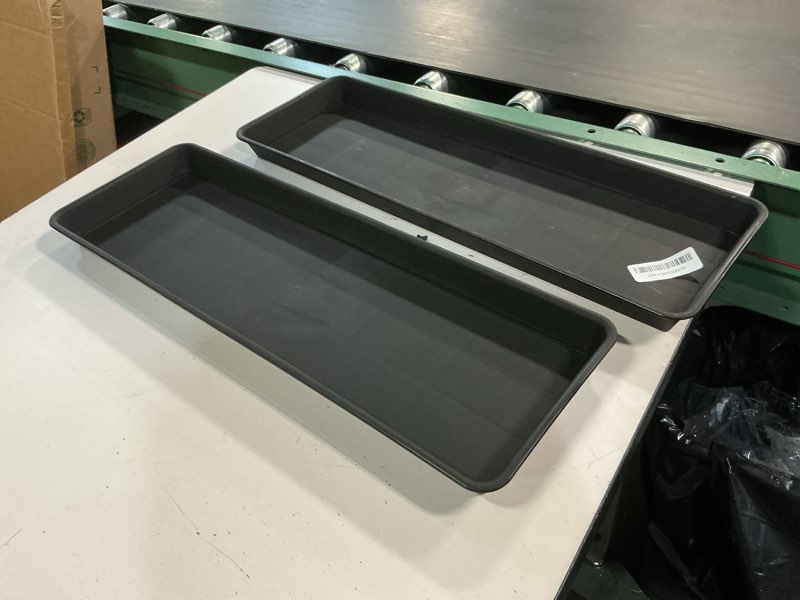 Condition photo showing Good Condition for black rectangle plant trey, set of 2