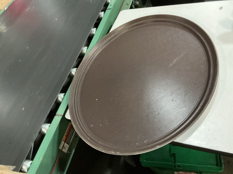 Condition photo showing As Is for gerrii 2 pack large restaurant serving trays 24" x 29" pp plastic non slip rubber lined large oval trays for kitchen, dining, cafeterias, hotel, banquet, fast food service, brown