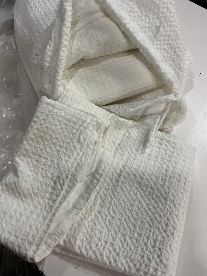 Condition photo showing Good Condition for quince, eruopean luxe honey comb duvet cover ,set of 3 pcs /queen/white