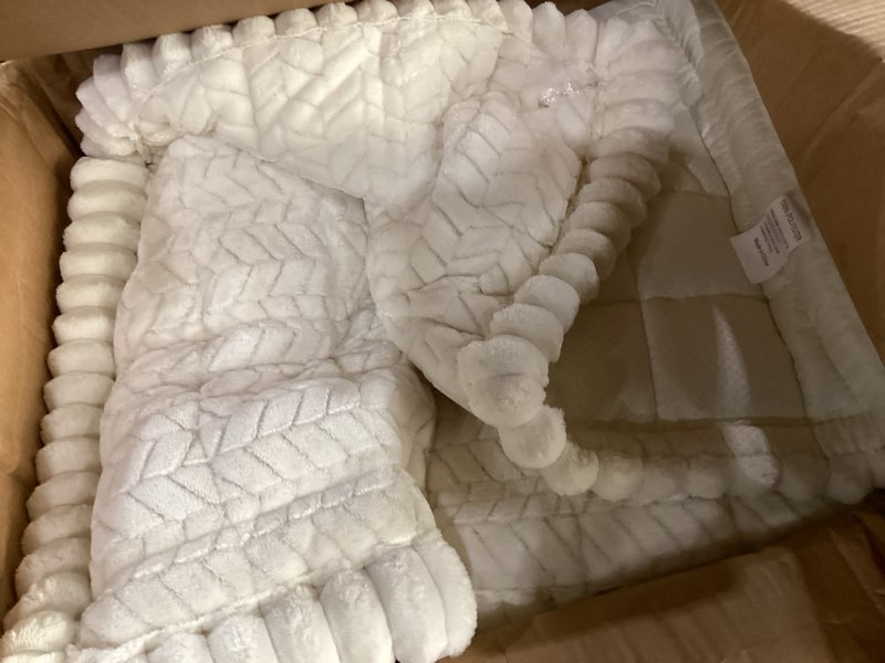 Condition photo showing Good Condition for large white dog mat