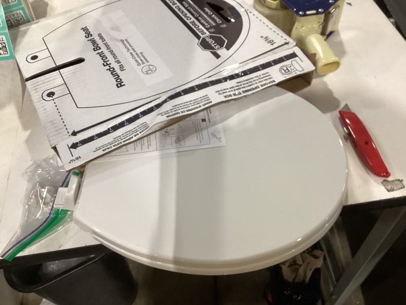 Condition photo showing Good Condition for KOHLER 20111-0 Brevia, Slow Close Toilet Seat, Round Toilet Seat, Grip-Tight Bumpers Quick-Attach Hardware, White