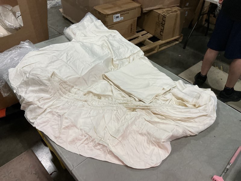 Condition photo showing New/Like New for bamboo fitted sheet set full cream