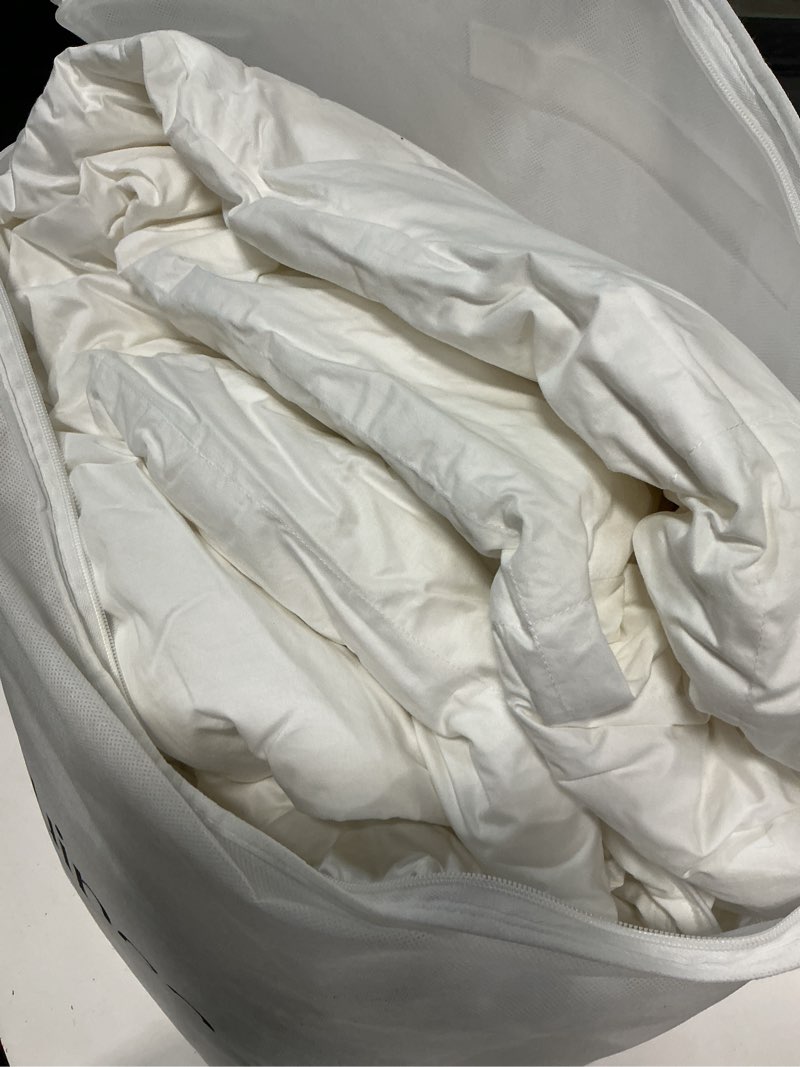Condition photo showing New/Like New for quince all-season white down alternative comforter all season king/ cal king nwt