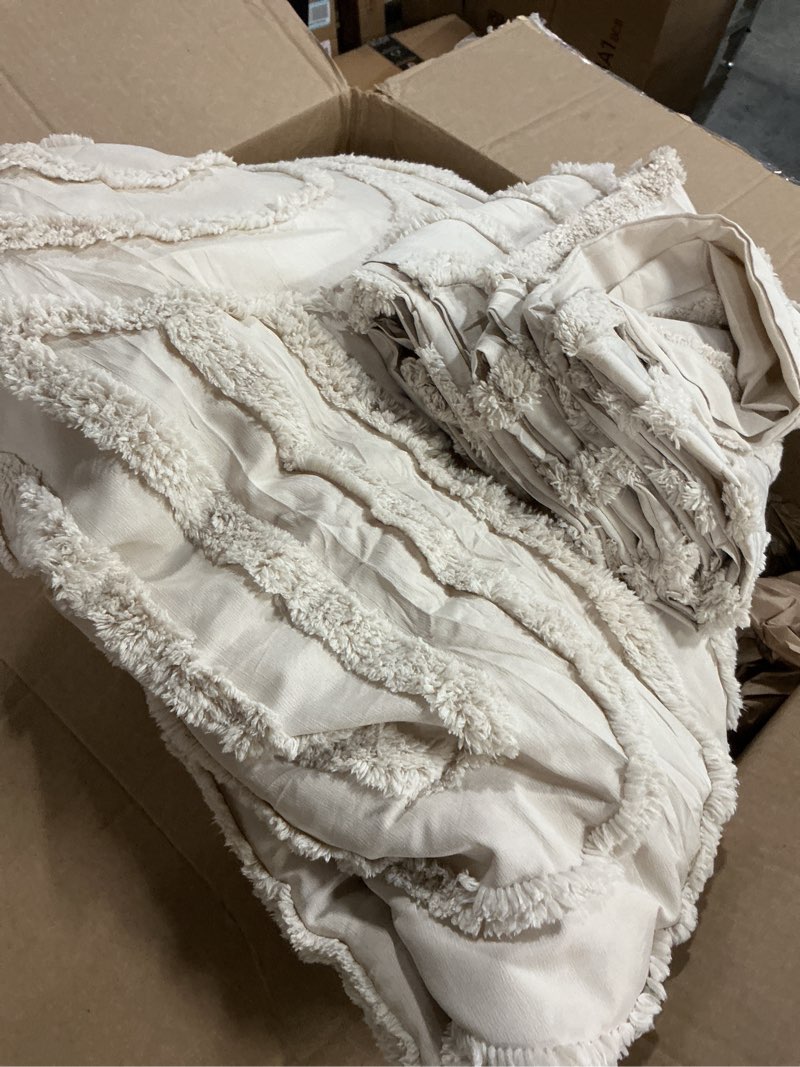 Condition photo showing Good Condition for Nayoroom 3 Pieces Geometric Arch Pattern Tufted Microfiber Duvet Cover Set Beige Boho Shabby Chic Luxury Soft Bedding Set (unknown size)