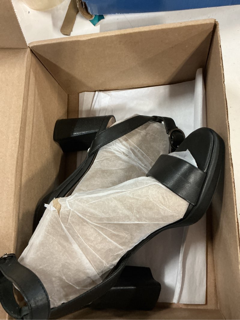 Condition photo showing Good Condition for clarks women's ambyrlyn bay 7.5 black leather