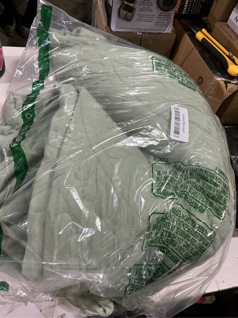 Condition photo showing As Is for Oversized King Bedspread 114"x102",3 Pieces California King Quilt Set,Lightweight Green Bed Comforter Set for All Season,Modern Geometric Pattern Quilt Bedding Set Green California King 114"x102"