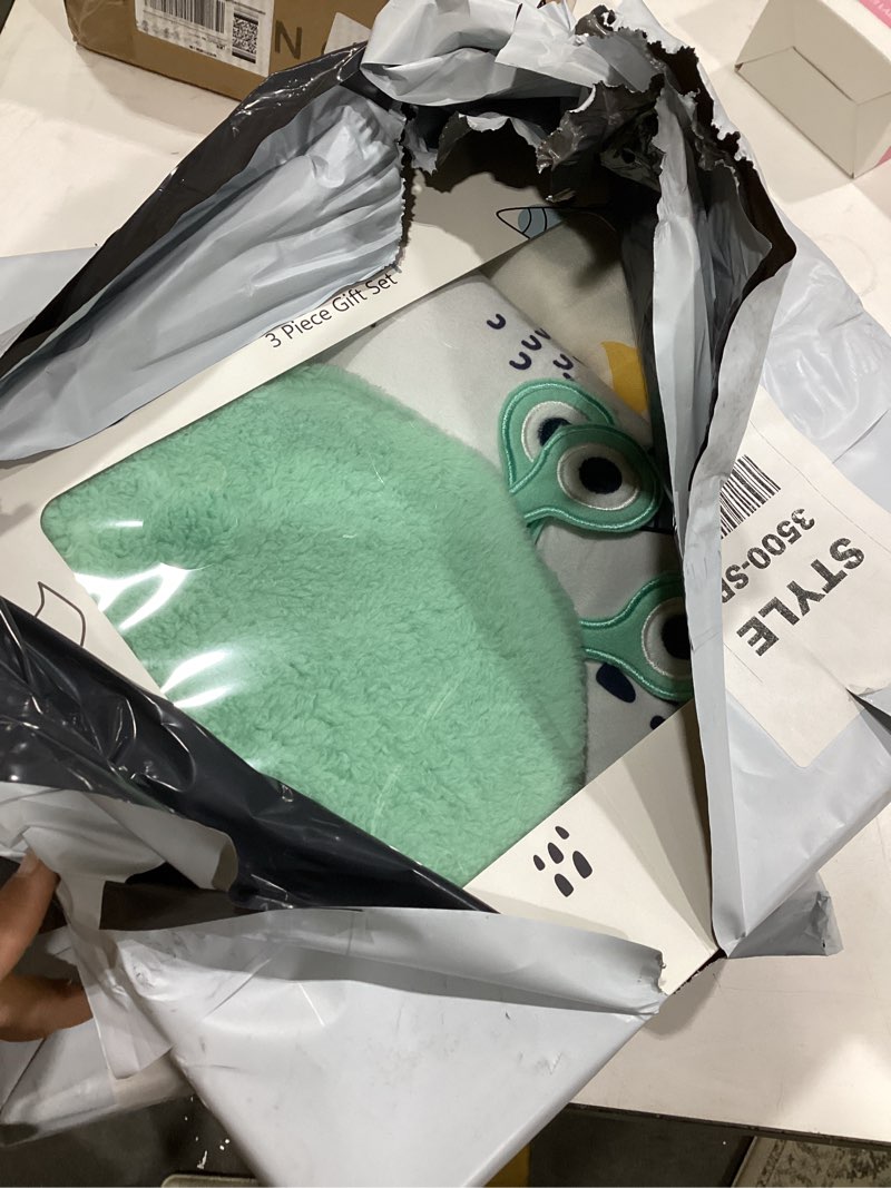 Condition photo showing New/Like New for Evolur AstroNap 3 pc Gift Set - Sherpa Sack Wrap, Rayon Derived from Bamboo Muslin Wrap & Velour Blanket Space Print, Soft and Breathable, for Newborns, Infants 0-3 Months