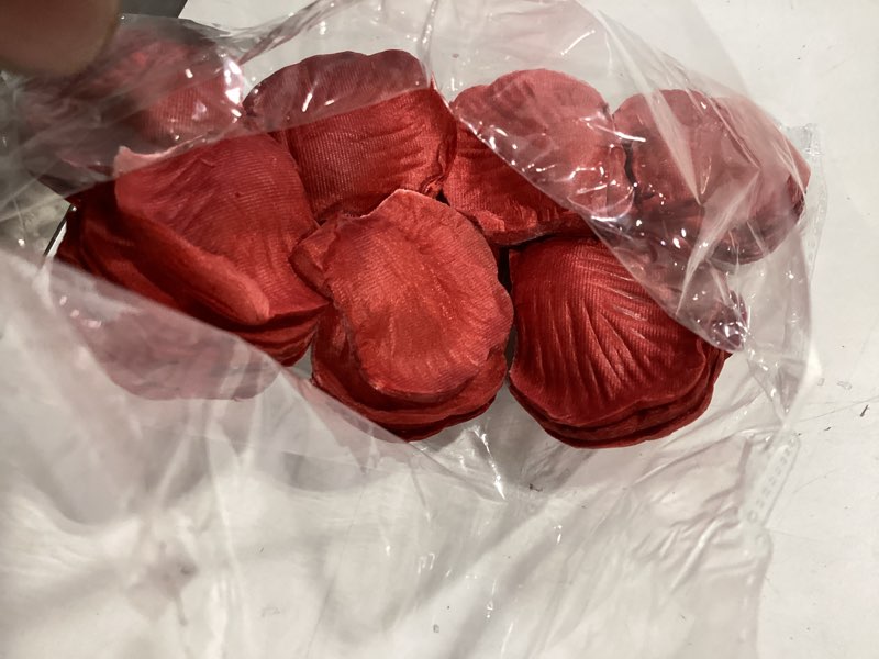 Condition photo showing Good Condition for 1000pcs fake rose petals for romantic night romantic festive atmosphere creation for marriage proposa wedding valentine's day decoration party activities(red) 1000p red