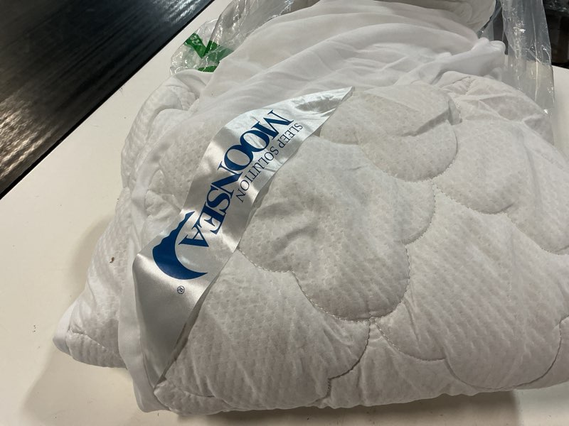 Condition photo showing Good Condition for twin air mattress pad sheets cover, air mattress topper protector plush quilted, soft breathable and noiseless down alternative mattress pad with deep pocket fits up to 16 inch mattress case fabric :microfiber fill: polyester skirt:polyester twin 8"-16" deep