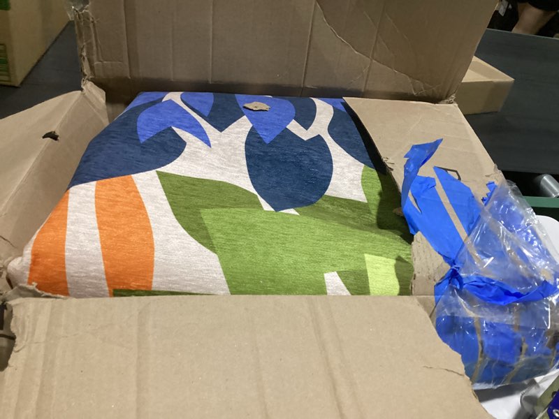 Condition photo showing Good Condition for jonathan y floral textured weave indoor outdoor area rug 8x10 navy/green, zinnia modern for backyard, patio, porch, easy-cleaning, high traffic, pet-friendly, non-shedding (smb110b-8) navy/green 7'9" x 10' (rectangular)