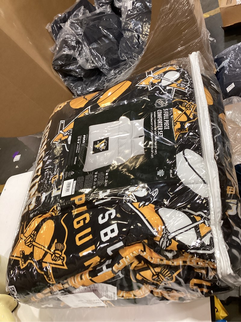 Condition photo showing New/Like New for FOCO Pittsburgh Penguins NHL Team Color Bed in a Bag Comforter Bedding 5 Piece Set - Full