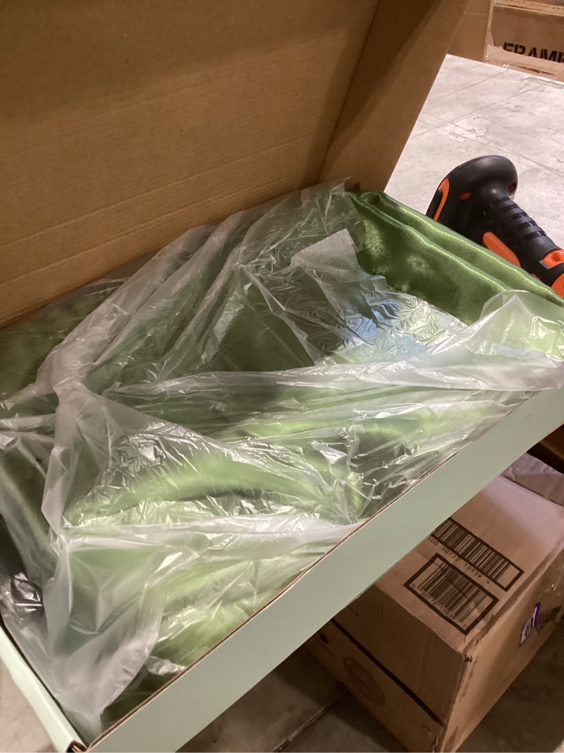 Condition photo showing Good Condition for p pothuiny 5 pieces satin duvet cover full/queen size set, luxury silky like sage green duvet cover bedding set with zipper closure, 1 duvet cover + 4 pillow cases (no comforter) full/queen sage green (no comforter)