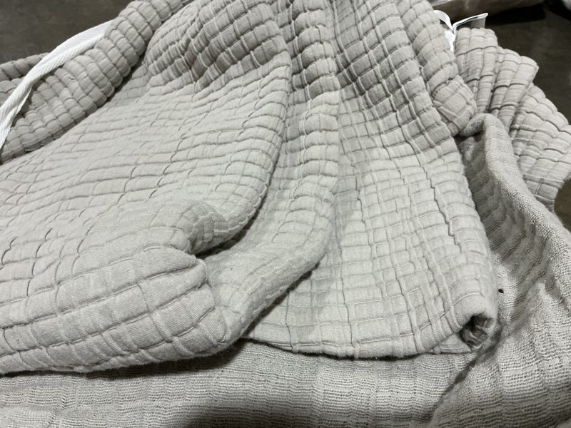 Condition photo showing Good Condition for organic ribbed cotton coverlet, king/calking, light gray