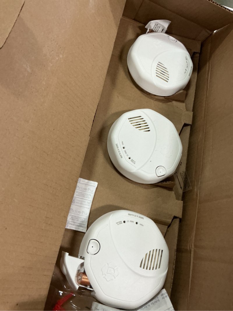 Condition photo showing Good Condition for First Alert SMCO100 Battery-Operated Combination Smoke & Carbon Monoxide Alarm - 3 Pack 3-Pack Precision Detection SMCO100