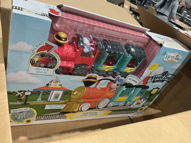 Condition photo showing Good Condition for honey bee acres thistlestop train station, complete set with miniature doll figure, 19 pieces
