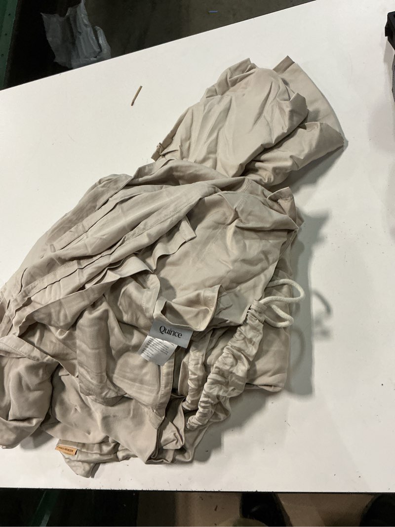 Condition photo showing Good Condition for mulberry silk flat sheet color: champagne size: queen