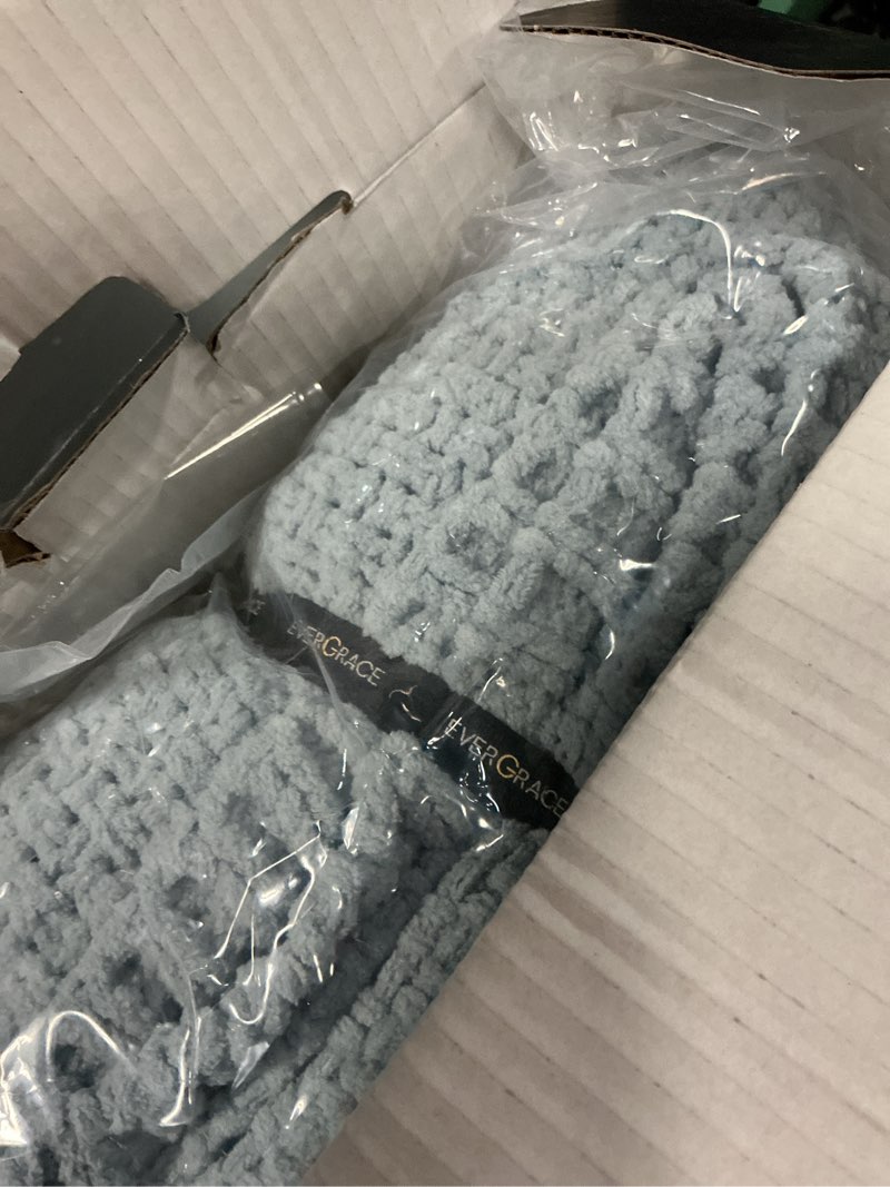 Condition photo showing New/Like New for evergracehome chunky chenille knit throw blanket for couch, soft luxurious moss stitch blankets for bed, cozy decorative farmhouse knitted throws for sofa, stormy blue, 60" x 80"