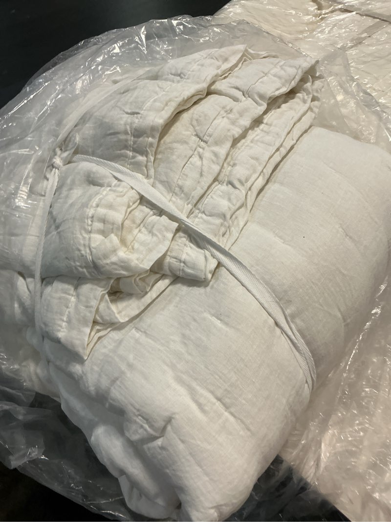 Condition photo showing Good Condition for european linen dream quilt, king/cal king, white