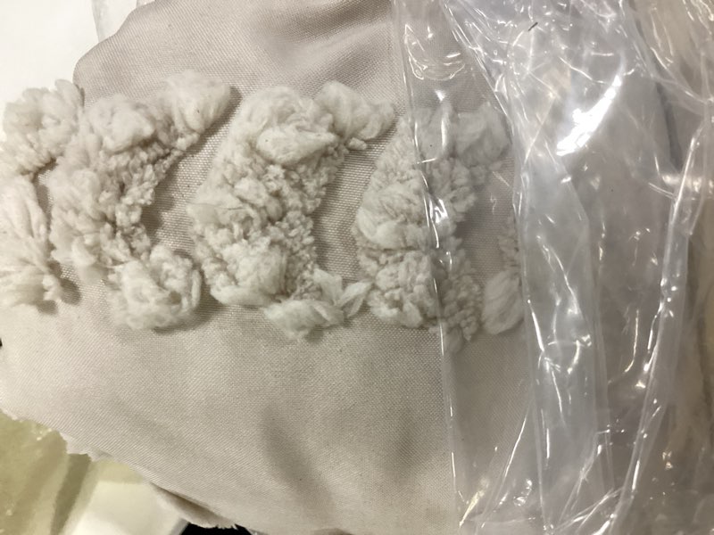 Condition photo showing New/Like New for bedsure tufted boho comforter set twin size - beige boho bed set, gentlesoft™ 2 pieces farmhouse-style embroidery bedding, gifts for woman, soft jacquard kids' twin comforter for all seasons twin/twin xl 01 - beige - elegant