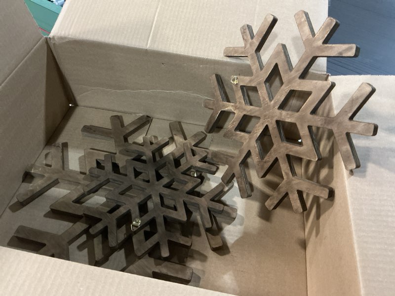 Condition photo showing Good Condition for Wesiti 3 Pcs 3 Pcs Antique Christmas Wall Decor Neutral Winter Snowflake Decor Wooden 14" 11.5" 9" Large Rustic Vintage Snowflake Wall Signs with Hook for Home Xmas Holiday Medieval Style Ornaments