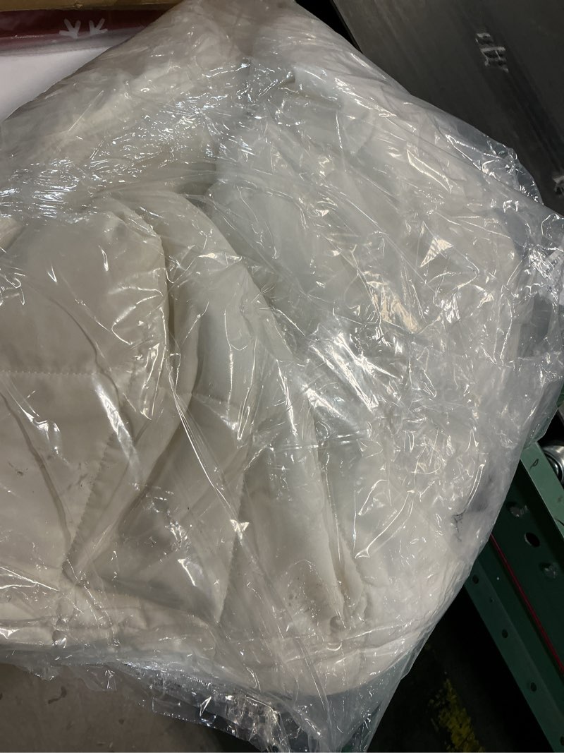 Condition photo showing Good Condition for Amazon Essentials Women's Oversized Quilted Coat (Available in Plus Size) 7XL PLUS