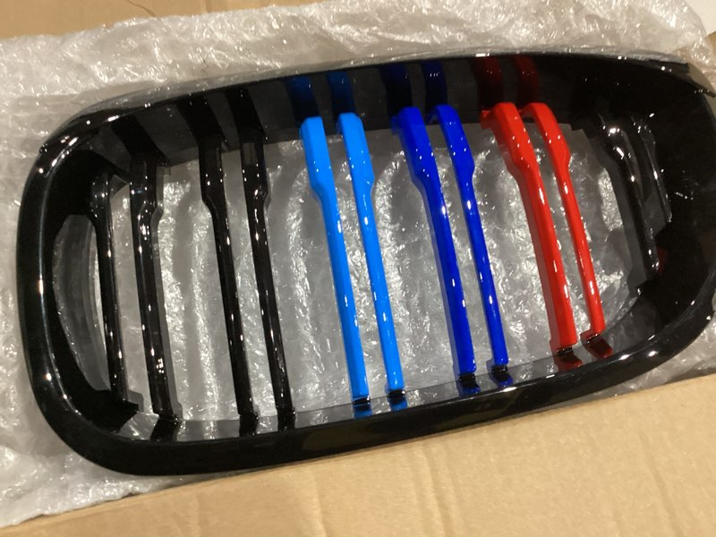 Condition photo showing Good Condition for Pair Grille Replacement for 2003 2004 2005 2006 BMW E46 3 Series 330Ci 325Ci Coupe OE# 51137064317, 51137064318 Front Bumper Kidney Grill Vertical Dual Slat, Glossy Black M Color Dual Slat Glossy Black M-Color