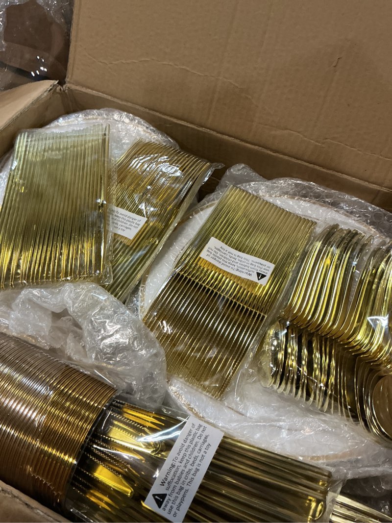 Condition photo showing Good Condition for focusline 600 ct gold dinnerware set for 100 guests - gold rimmed disposable plastic plates, includes 100 dinner & salad plates, cups, cutlery set for wedding parties