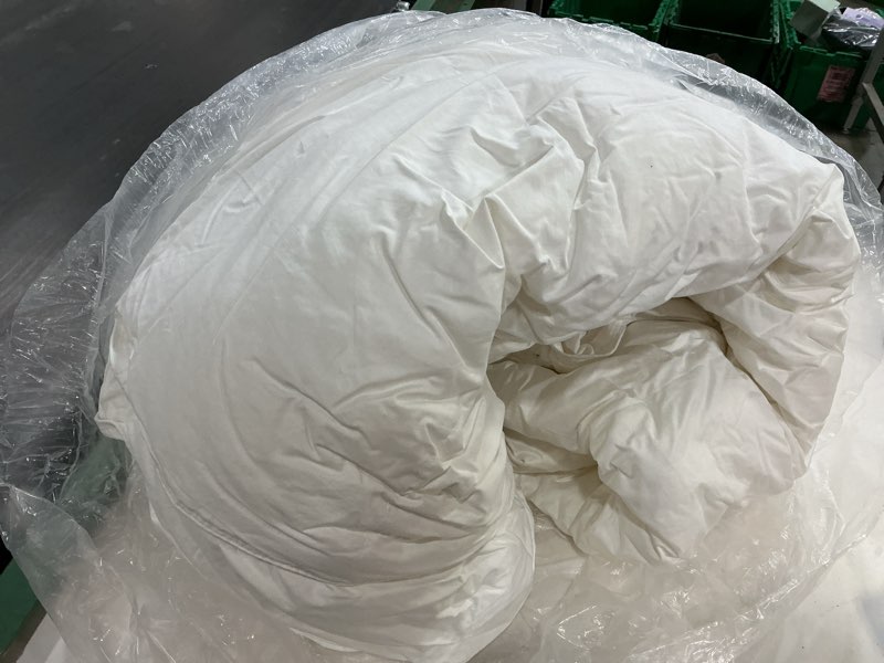 Condition photo showing Good Condition for quince lightweight premium down alternative comforter, twin, white