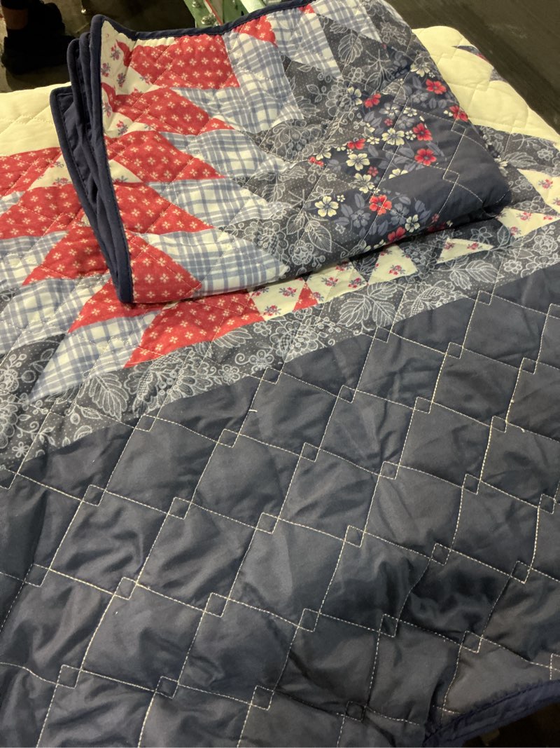 Condition photo showing Good Condition for donna sharp bluefield star 3pc americana king  quilt set