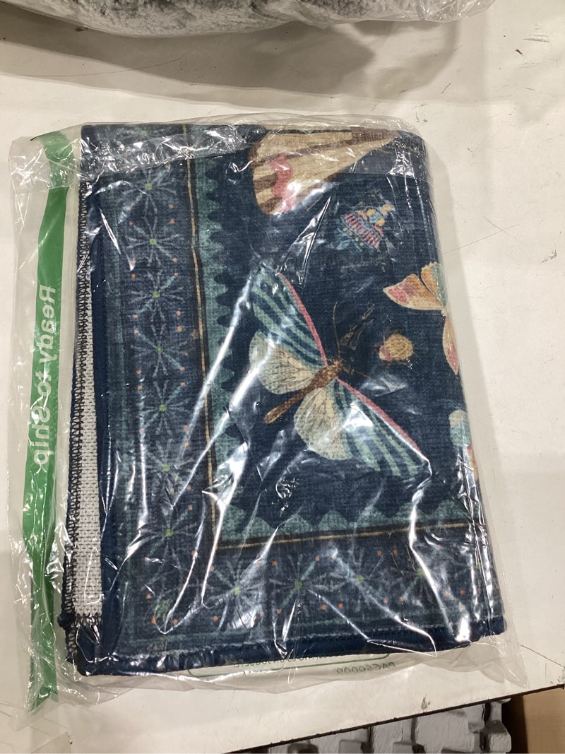 Condition photo showing Good Condition for Small rug