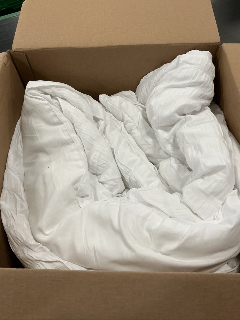 Condition photo showing As Is for White Queen Comforter Set - 3 Pieces Seersucker Lightweight Bedding Comforter Sets (1 Soft Fluffy Comforter & 2 Pillowcases) - All Seasons Cozy Modern Bed Sets 01white Queen (90''*90'')