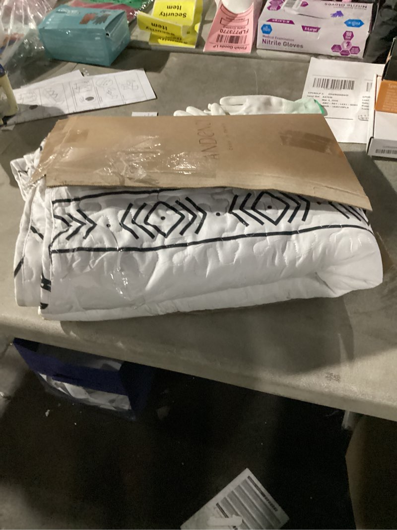 Condition photo showing Good Condition for Andency White Quilt Set Twin (68x86 Inch), 2 Pieces(1 Boho Printed Quilt and 1 Pillowcase), Bohemian Summer Lightweight Reversible Microfiber Bedspread Coverlet Sets 03 - White & Printed Pattern Twin (68*86 in)